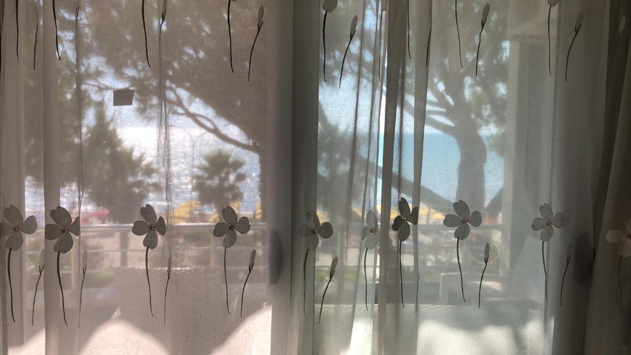 Mali I Robit Beachfront Apartment Golem  Eksteriør billede