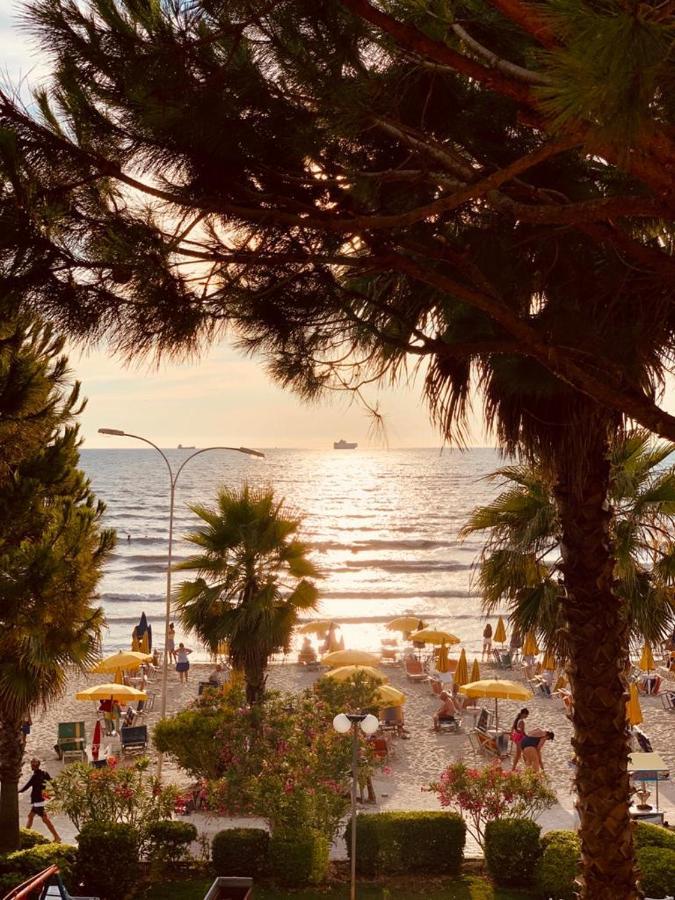 Mali I Robit Beachfront Apartment Golem  Eksteriør billede
