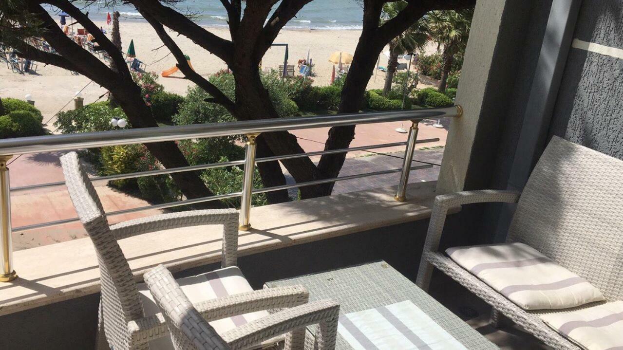 Mali I Robit Beachfront Apartment Golem  Eksteriør billede