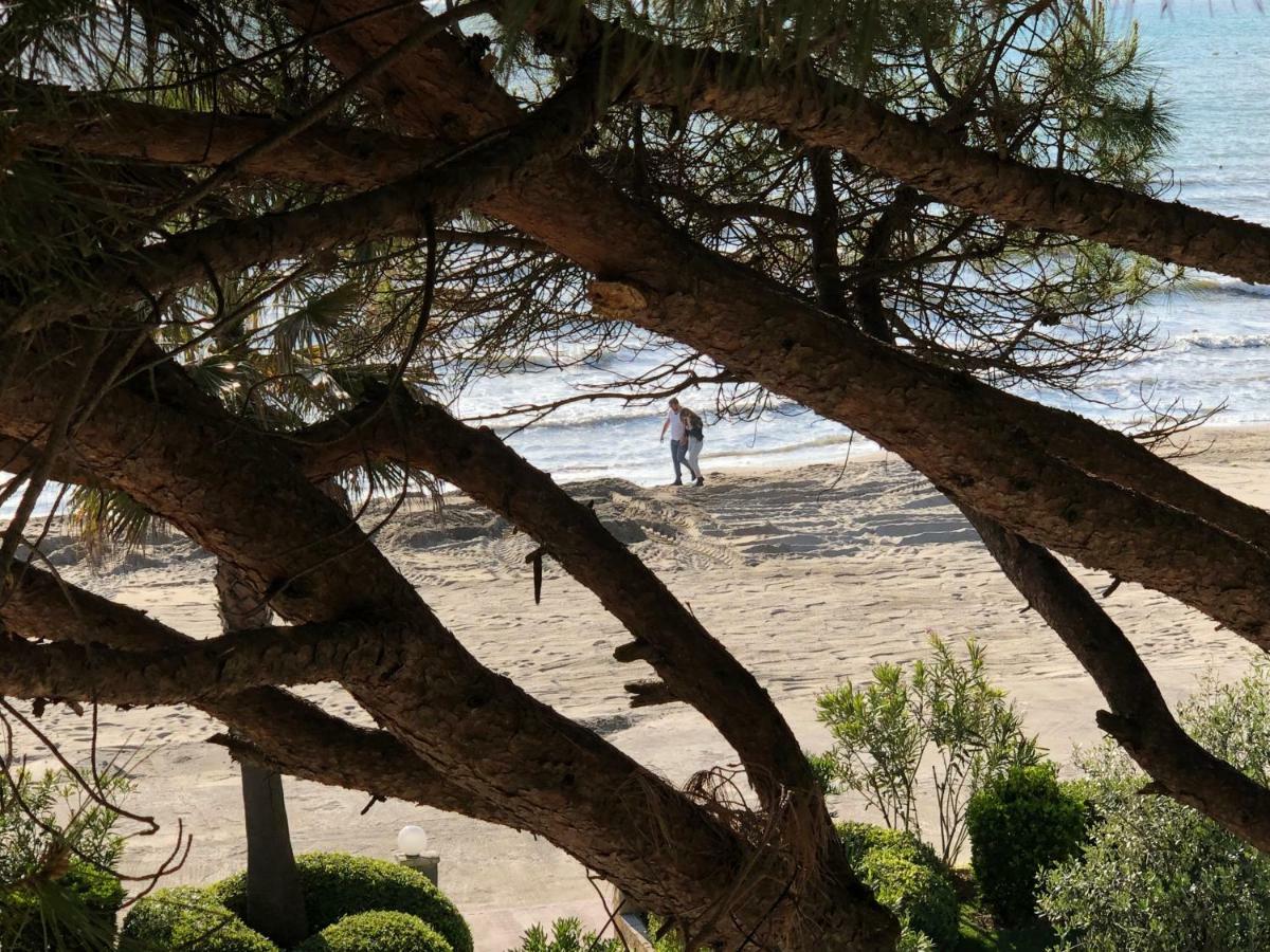 Mali I Robit Beachfront Apartment Golem  Eksteriør billede
